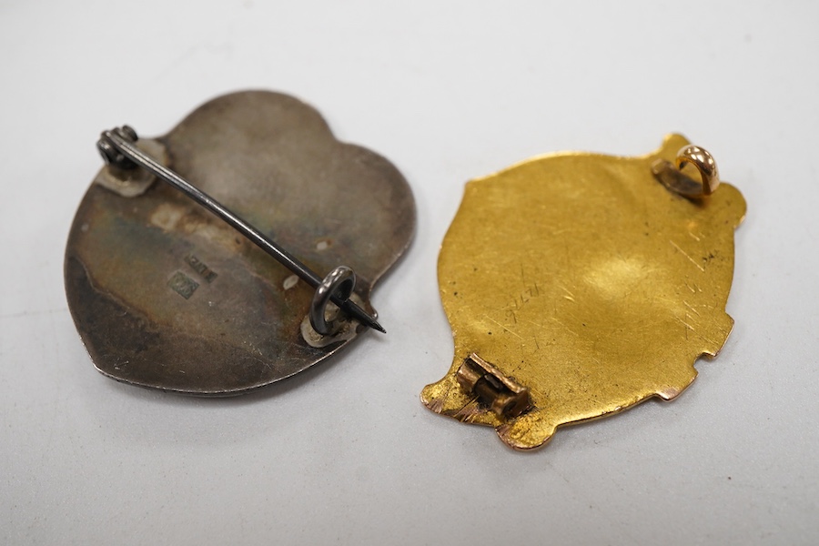 Two Art Nouveau medallion brooches, yellow metal embossed with the bust of a lady to dexter, lacking pin and a similar 900 standard white metal brooch, 28mm.